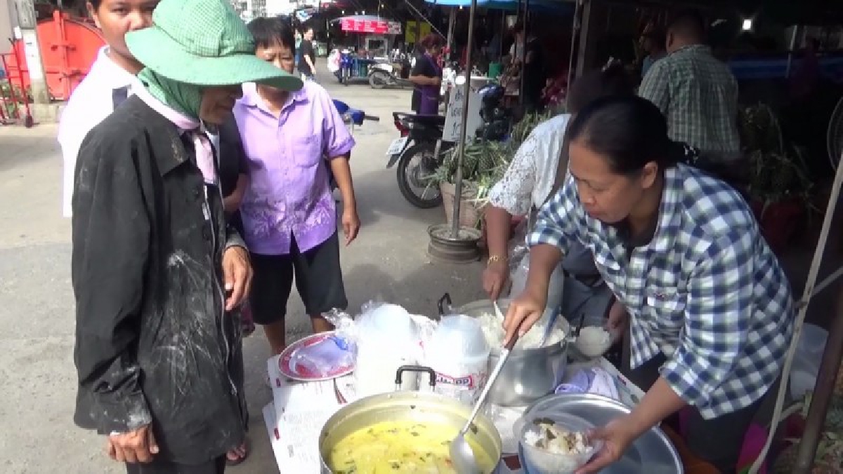 #เพื่อพ่อ..!! ชาวบ้านจิตอาสาร่วมพัฒนาตัดหญ้าลอกคลอง เลี้ยงอาหารฟรี ทำดีเพื่อพ่อ เพื่อถวายเป็นพระราชกุศลแด่พ่อหลวง ร.9