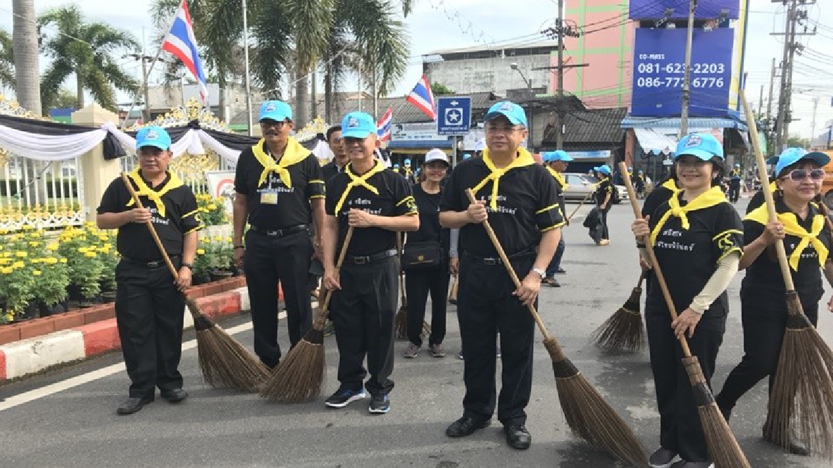 ผวจ.สุราษฎร์ฯนำข้าราชการ พี่น้องประชาชนทำบุญตักบาตร เพื่อถวายเป็นพระราชกุศลครบรอบ 1 ปี สวรรคต ในหลวงรัชกาลที่ 9 และนำจิตอาสาทำความสะอาดเมือง