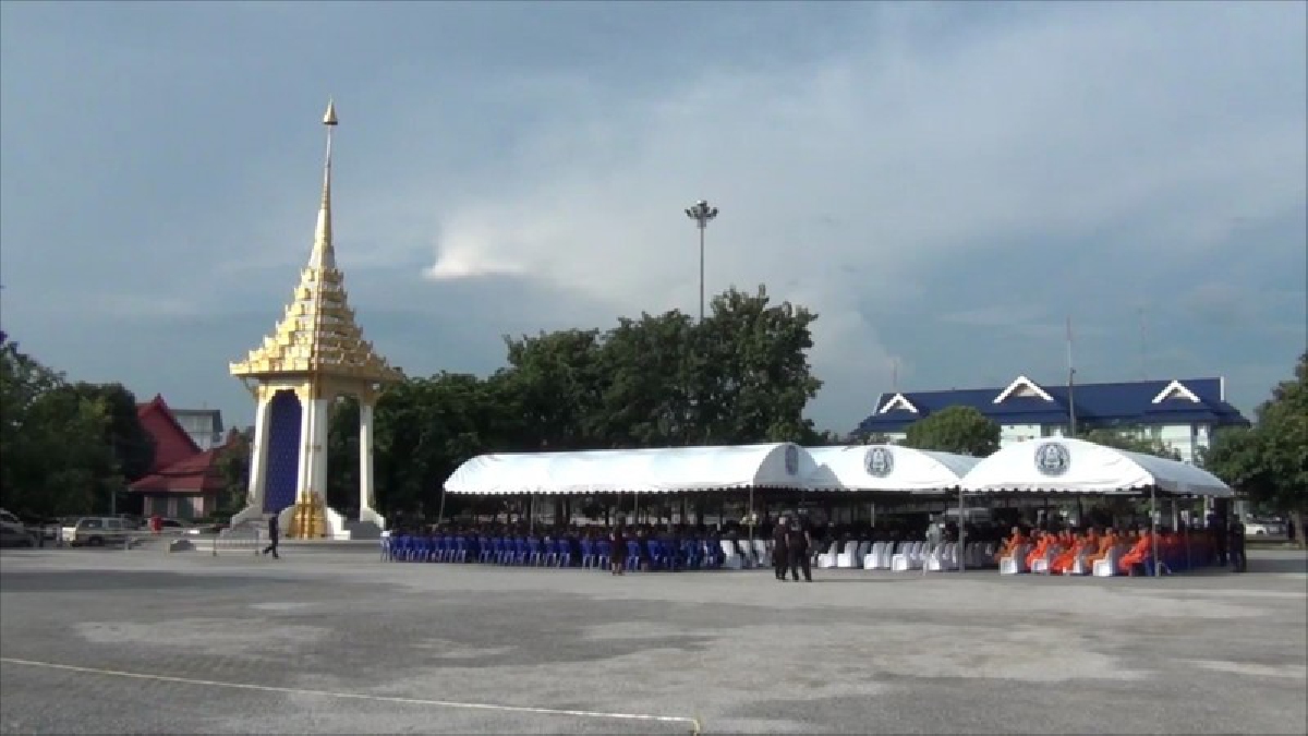 อ่างทอง!! จัดพิธีบำเพ็ญกุศลตักบาตรข้าวสารอาหารแห้งถวายเป็นพระราชกุศลในโอกาสครบรอบ 1 ปี พ่อหลวง ร.9