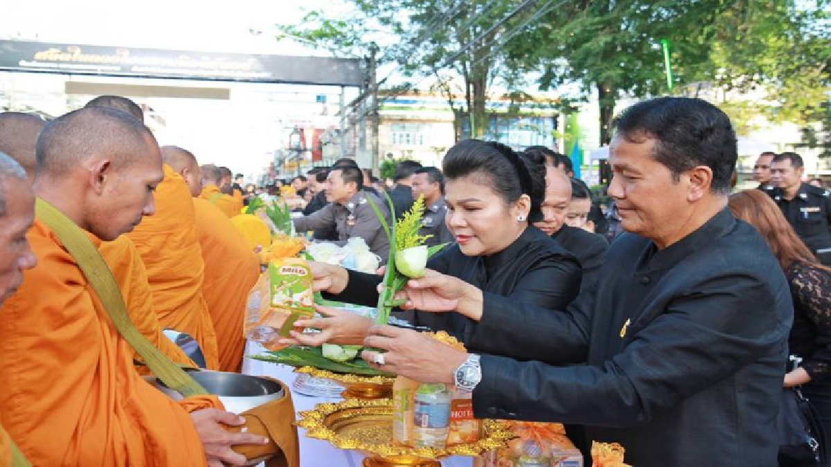 ครบ 1 ปีวันสวรรคตชุมพรพสกนิกรทุกหมู่เหล่าร่วมทำบุญตักบาตรถวายเป็นพระราชกุศลครบ1ปีวันสวรรคตของพ่อหลวง ร.9