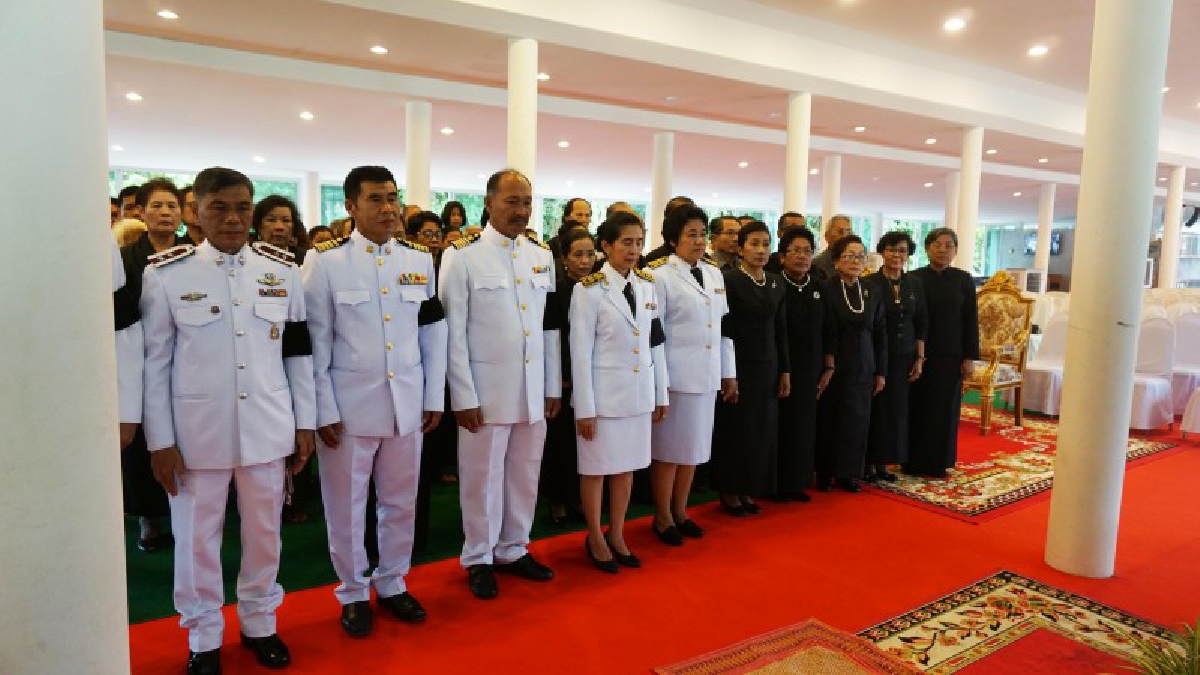 ชุมพร!! ประชาชน ร่วมยืนสงบนิ่ง เพื่อถวายอาลัยแด่พ่อหลวงรัชกาลที่ 9 ..!! (ชมคลิป)