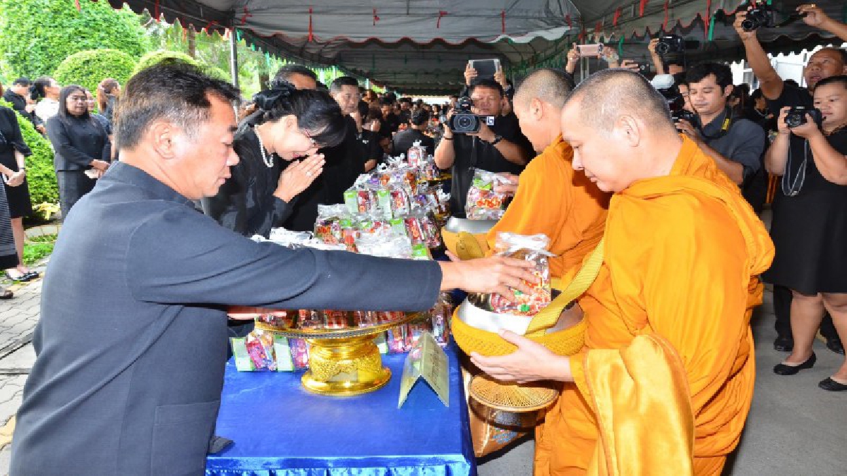 รำลึกถึงพ่อ..!! พิธีทำบุญตักบาตรเนื่องในวันครบรอบ 1 ปี สวรรคตรรัชกาลที่ 9..!?