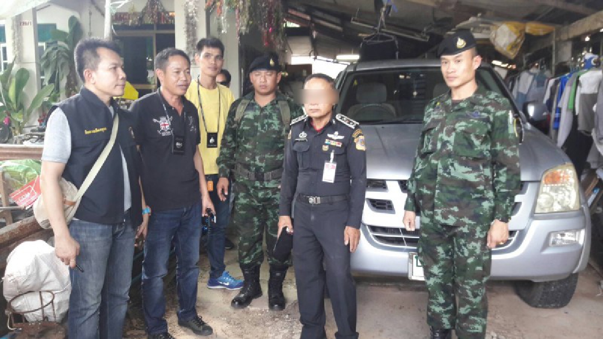 ตำรวจ - ทหารบุกสายฟ้าแลบ ค้นบ้าน"รอง ผอ.ศูนย์ประสานงานมูลนิธิอาสาบรรเทาภัย สำนักงานตำรวจแห่งชาติ" (คลิป)