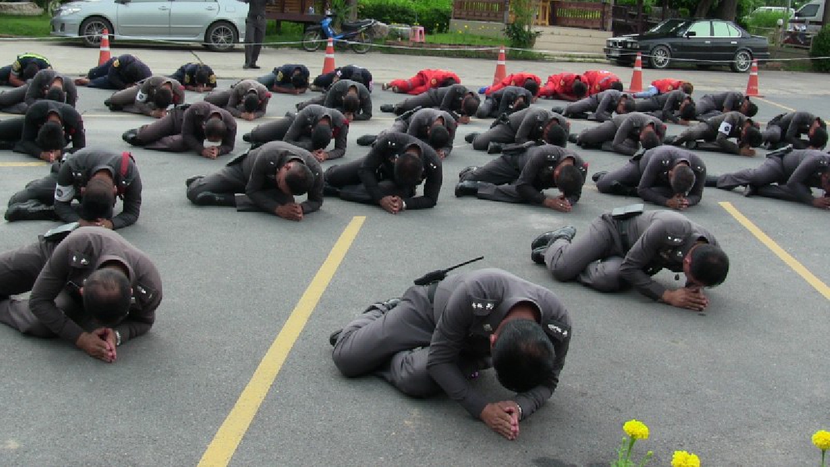 โศกเศร้าอาลัยกันถ้วนหน้า!! ตำรวจอ่างทองแสดงความอาลัย ถวายพระบาทสมเด็จพระปรมินทรมหาอดุลยเดช ที่เสด็จสวรรคตครบ 1 ปี