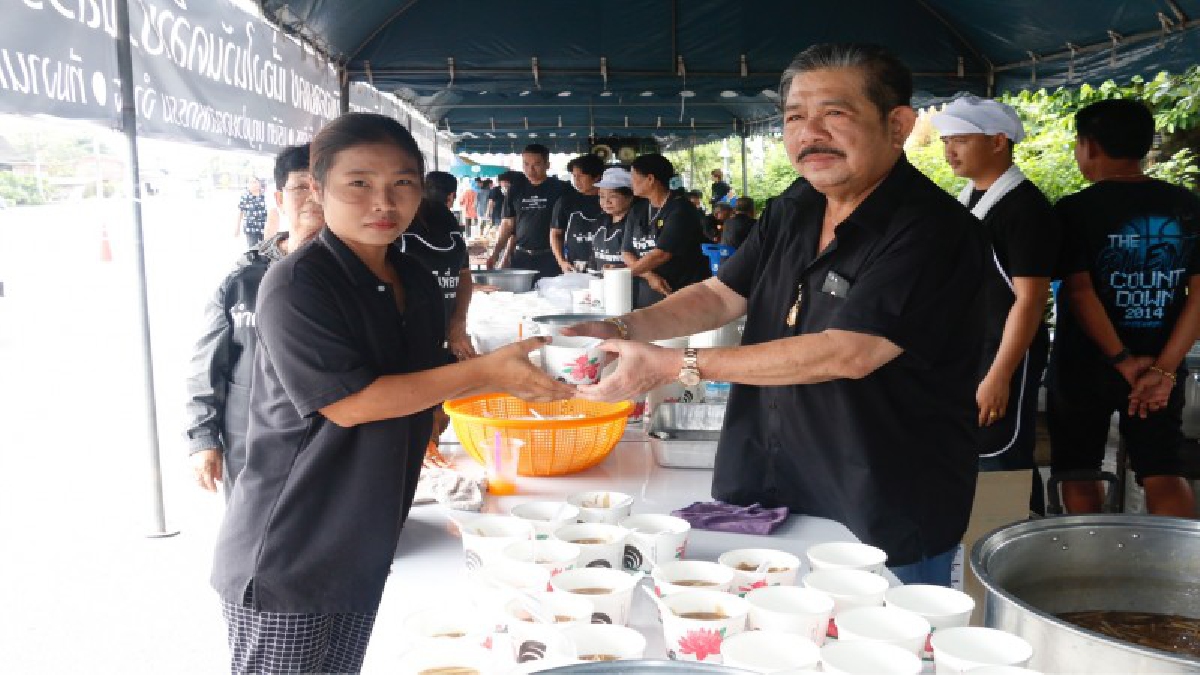 #ทำเพื่อพ่อ..!! เลี้ยงอาหารฟรี ถวายป็นพระราชกุศลแด่พ่อหลวง ร.9