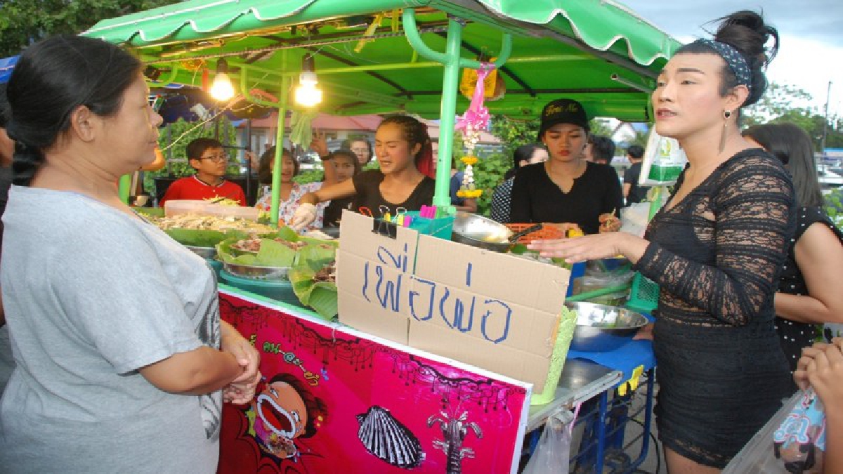 "เจ้เบียร์  คนละ ยำ" ทำความดีถวายพ่อหลวง ประกาศผ่านเฟซบุ๊ค"เปิดร้านแจกยำฟรี" เนื่องในวันคล้ายวันสวรรคต ลูกค้าแห่รับบัตรคิวแน่น