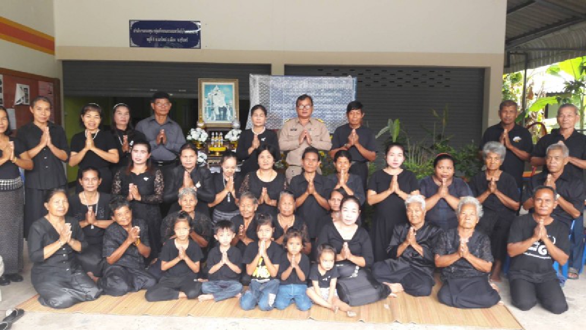 พสกนิกรชาวสุรินทร์ทุกหมู่เหล่าพร้อมใจ ยืนสงบนิ่ง 89 วินาที รำลึกในหลวง ร.9 เสด็จสวรรคต ครบ 1 ปี