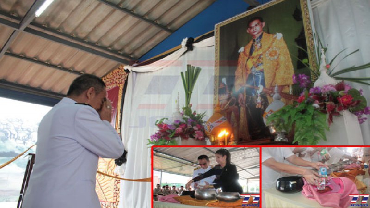 ผู้ต้องขังเรือนจำปากน้ำ ร่วมทำบุญตักบาตร ถวายเป็นพระราชกุศลเนื่องในโอกาสครบรอบ 1 ปี วันสวรรคตในหลวงรัชกาลที่ 9 (คลิป)