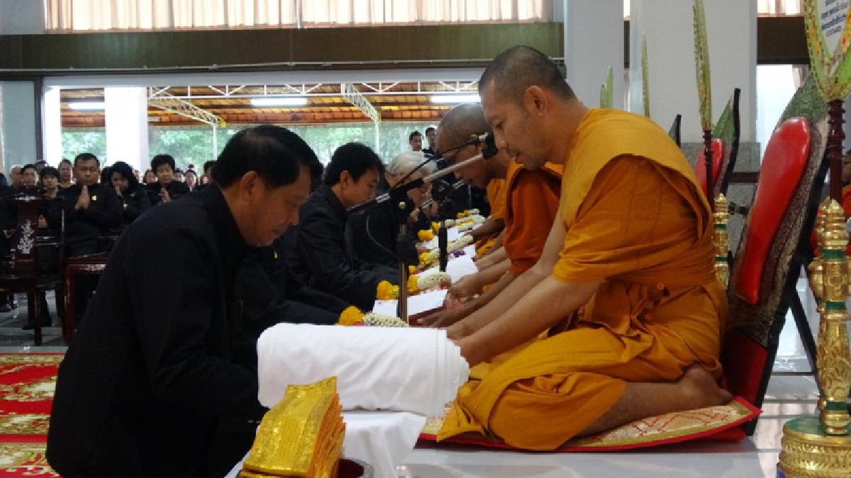 ชาวสิงห์บุรี พร้อมใจจัดพิธีทำบุญตักบาตรถวายเป็นพระราชกุศล พระบาทสมเด็จพระปรมินทรมหาภูมิพลอดุลยเดช ในโอกาสครบรอบ 1 ปี วันสวรรคต (คลิป)
