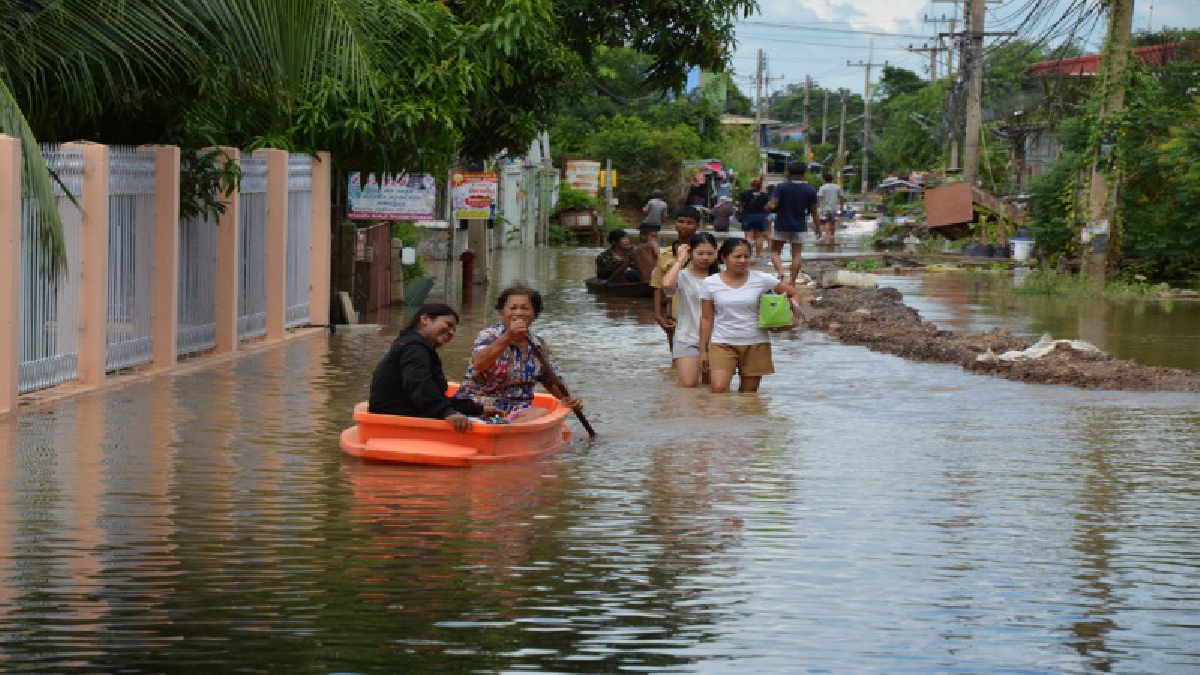 สุดต้านไหว !! พนังกระสอบทรายกั้นน้ำเมืองสิงห์พัง น้ำทะลักท่วมบ้านเรือนเพิ่มอีกหลายหลัง ชาวบ้านต้องออกมากางมุ้งนอนริมถนน (คลิป)