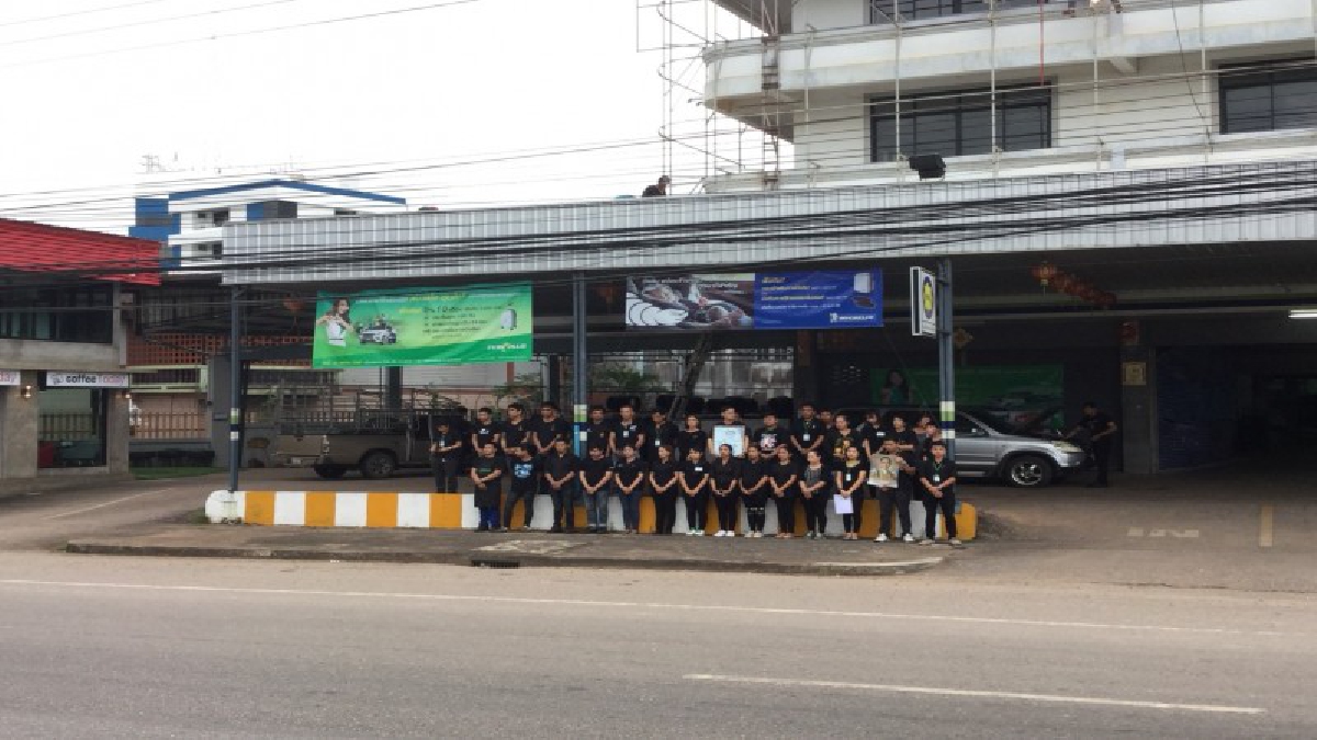 ชาวตราดร่วมยืนไว้อาลัยการสวรรคตพระบาทสมเด็จพระปรมินทรมหาภูมิพลอดุลยเดช บรมนาถบพิตร ครบรอบ 1 ปี