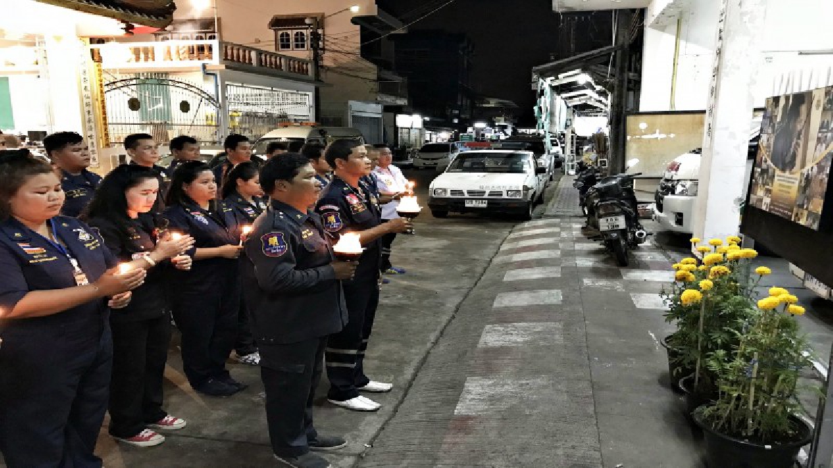 น้อมรำลึกในพระมหากรุณาธิคุณ !! กู้ภัยสัตหีบจุดเทียนร้องเพลงสรรเสริญพระบารมีแสดงความอาลัย ในหลวง ร.9  (คลิป)