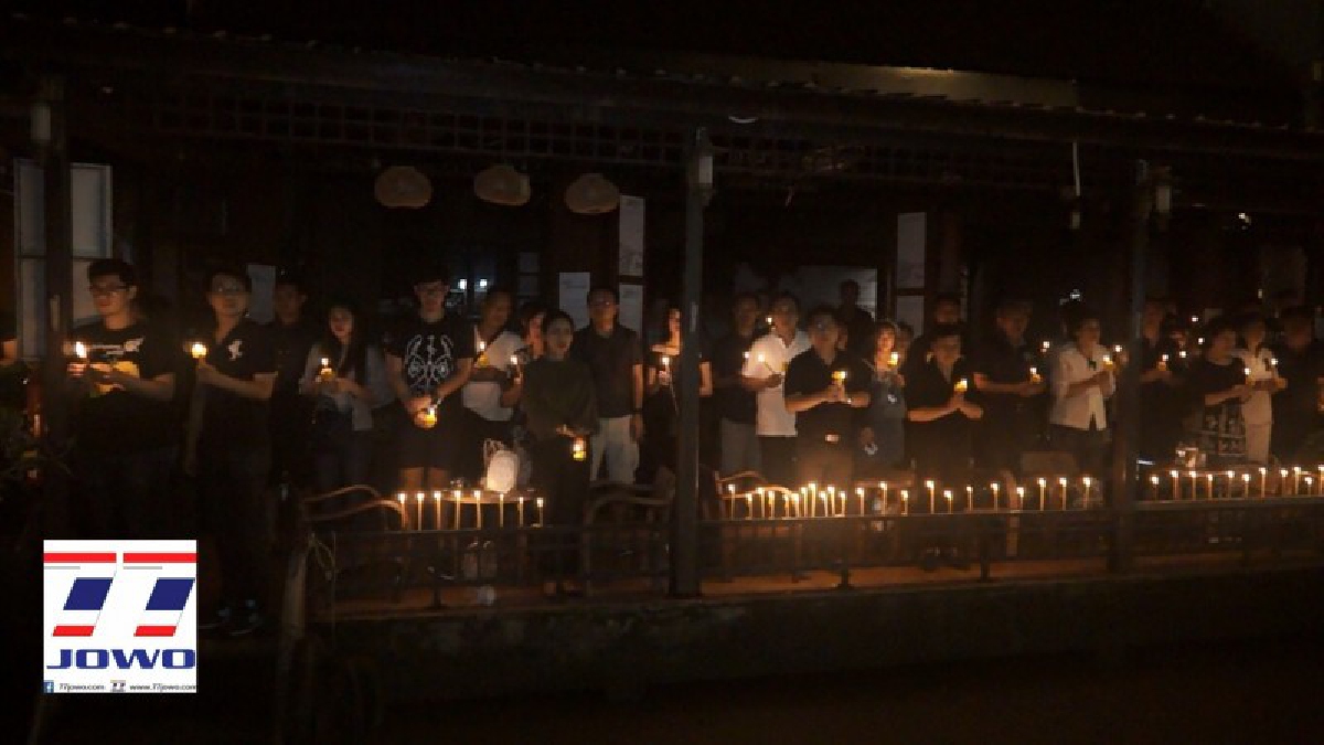 จุดเทียนแสดงความอาลัยในหลวง ร.9 แสงเทียนส่องสว่างไสวไปทั่วคลองอัมพวา (คลิป)
