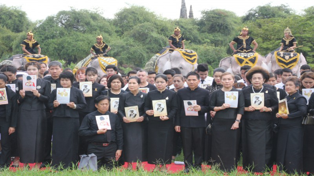 ช้าง 11 เชือกจากวังช้างฯ และ พสกนิกรชาวอยุธยานับพันคน พร้อมใจยืนถวายอาลัยครบรอบ 1 ปี วันสวรรคตฯ (คลิป)