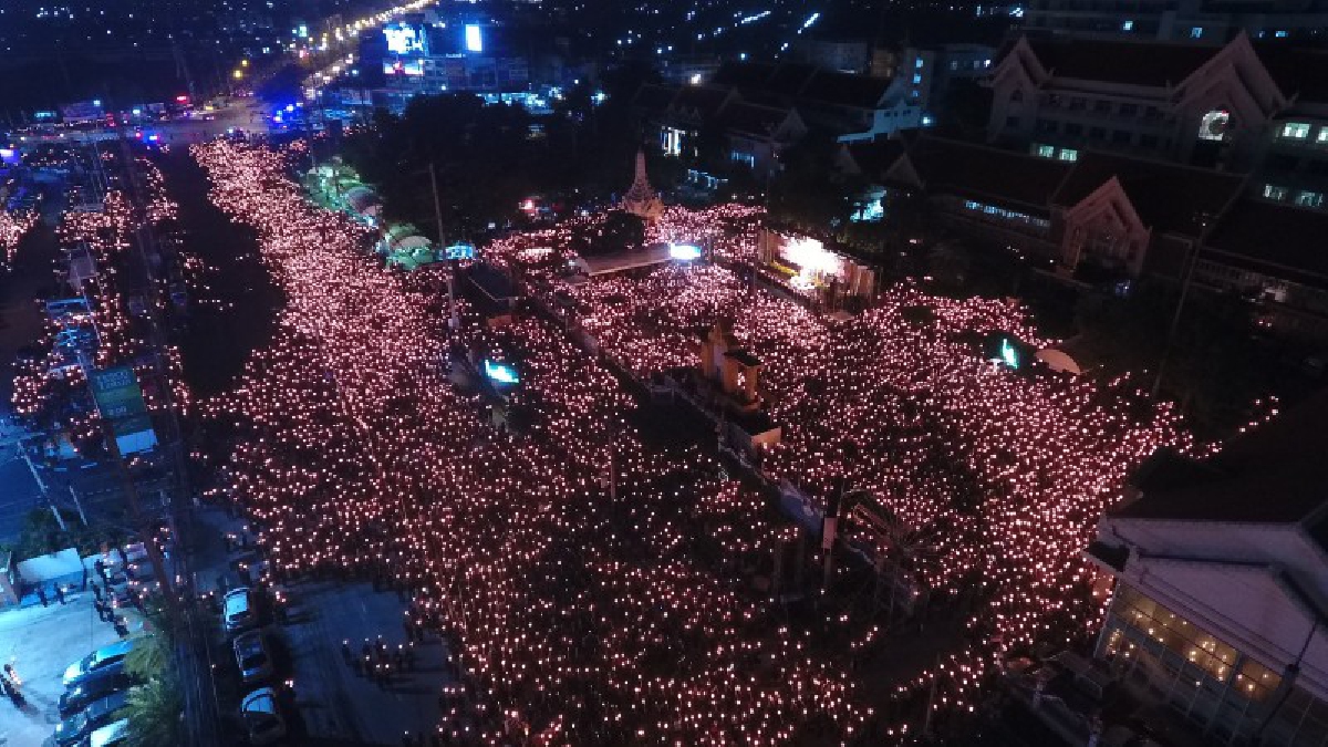 ปทุมธานี !! ปชช.กว่า 20,000 คน หลั่งน้ำตาร่วมจุดเทียนถวายอาลัยครั้งสุดท้าย เปล่งวาจา "รักพระองค์ตลอดไป"