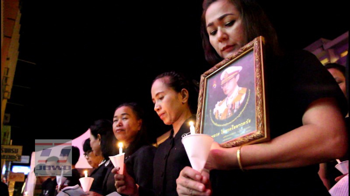 ธนาคารออมสินทุกสาขาในจ.ตรัง ร่วมจุดเทียนและยืนสงบนิ่งแสดงความอาลัยเป็นเวลา 90 วินาที น้อมรำลึกวันคล้ายวันสวรรคตในหลวง ร.9 (คลิป)