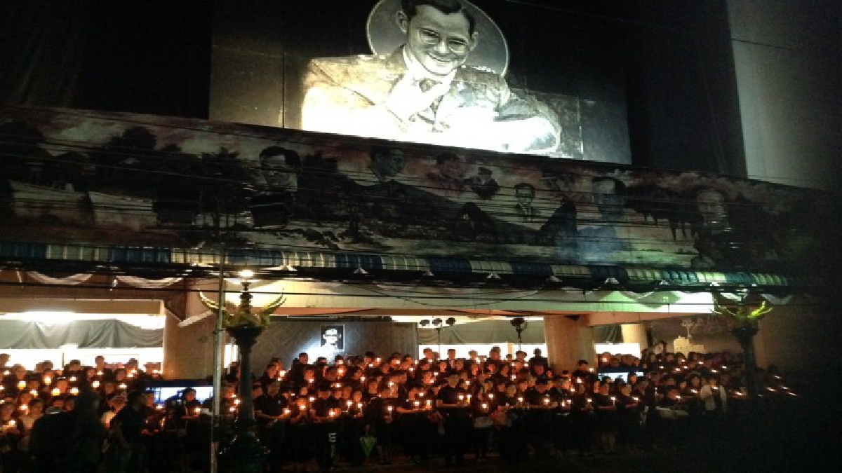 ชาวกระบี่ร่วมใจ จัดงาน"คิดถึงพ่อ" จุดเทียนรำลึกครบ 1 ปี วันสวรรคตในหลวง ร.9 (คลิป)