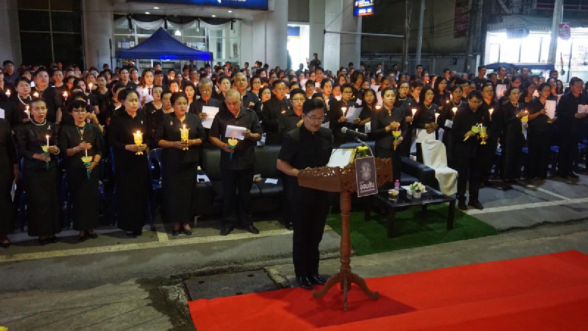 ชุมพร!! ทั้งเมือง ร่วมจุดเทียน ถวายอาลัย ร้องเพลงท่ามกลางน้ำตา..!? (ชมคลิป)