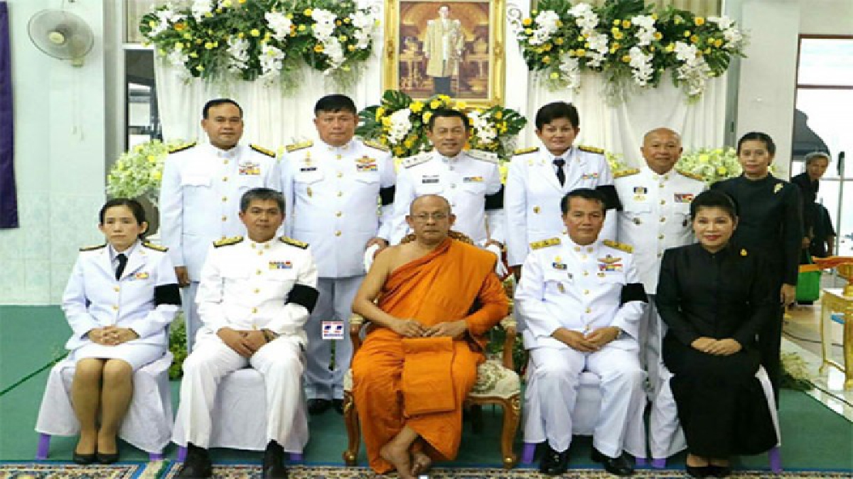 บำเพ็ญพระราชกุศลครบ1ปีวันสวรรคต-ชุมพร พสกนิกรทุกหมู่เหล่าร่วม พิธีบำเพ็ญกุศลเพื่อถวายเป็นพระราชกุศลครบ 1 ปี วันสวรรคต ร.9(มีคลิบ)
