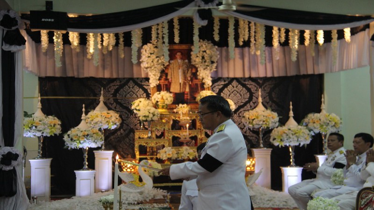 ชาวพังงาประกอบพิธีบำเพ็ญพระราชกุศลครบรอบ 1 ปี วันสวรรคต พระบาทสมเด็จพระปรมินทรมหาภูมิพลอดุลยเดช บรมนาถบพิตร