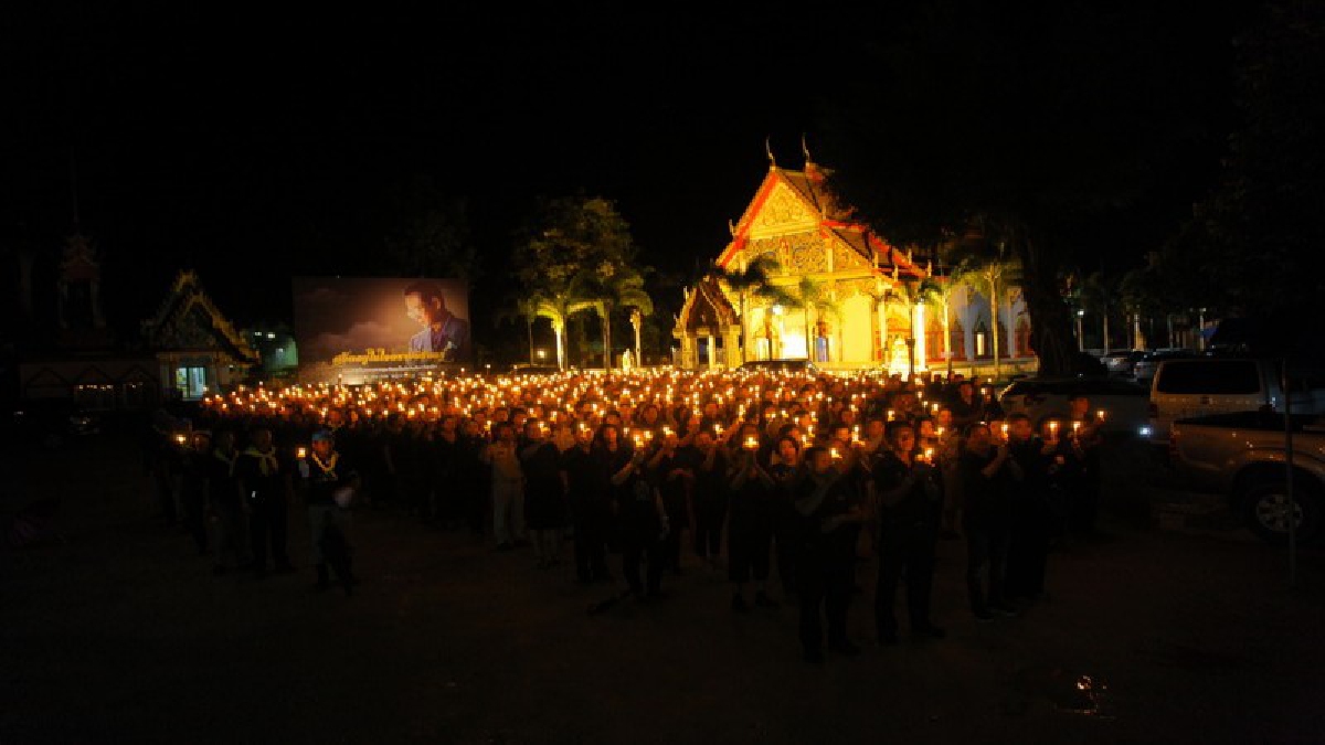 ทำด้วยใจ..!! ชาวพังงาร่วมจุดเทียนถวายความอาลัย เนื่องในวันครบรอบ 1 ปี ในหลวงรัชกาลที่ 9 สวรรคต..!!