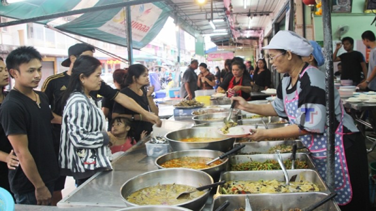 #กินฟรี..!! ร้านดังเปิดกินฟรี ต้ม นึ่ง ผัด ทอด เมนูสารพัด กว่า 50 ชนิดโดยไม่ต้องจับบัตรคิวเหมือนทุกวัน เพื่อถวายในหลวงรัชกาลที่ 9