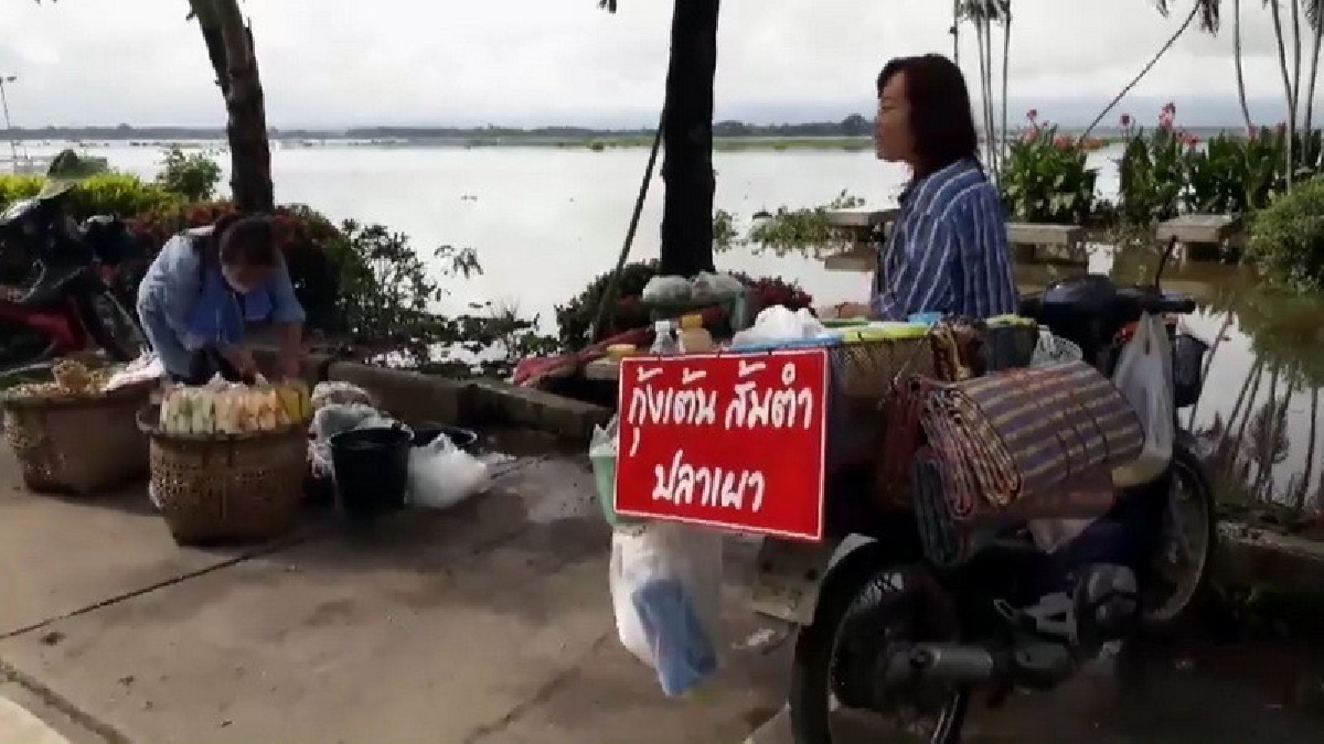 แม่ค้ากุ้งเต้นเซง!! น้ำกว๊านฯเอ่อกระทบแม่ค้ากุ้งเต้นรายได้หด วัดกลางกว๊านฯน้ำท่วม นทท.ยังนั่งเรือชมได้ แม้ปริมาณน้ำยังทรงตัว..!?