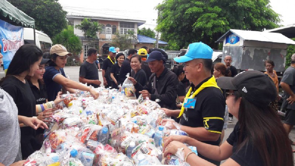 ลพบุรี!! กลุ่มจิตอาสาทำดีถวายพ่อหลวงรัฐกาลที่ 9 ร่วมนำสิ่งของ ซับน้ำตาผู้ประสบอุทกภัยน้ำท่วม..!?