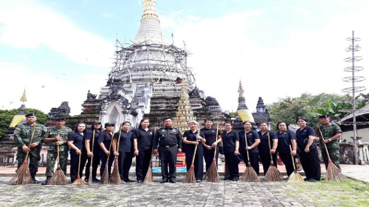 มทบ.32ลำปาง!! จัดพิธีบำเพ็ญกุศลร่วมทำบุญตักบาตรถวายเป็นพระราชกุศล ครบรอบ 1 ปี วันสวรรคตในหลวง ร.9(ดูคลิป)