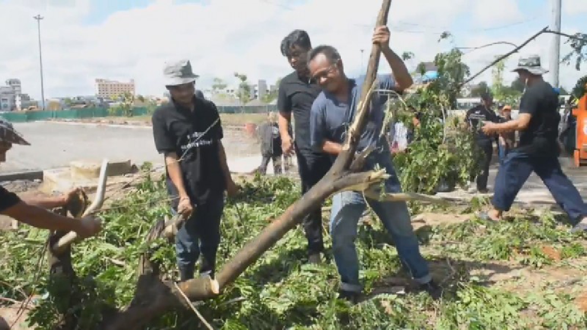 พสกนิกรชาวอุดรฯ ประชาชนจิตอาสา  ร่วมกัน Big Cleaning Day พระเมรุมาศจำลอง เตรียมสถานที่พระราชพิธีถวายพระเพลิงพระบรมศพ