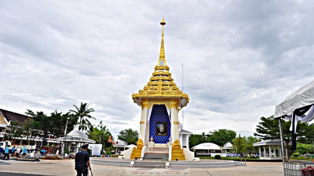 สุราษฎร์!! ก่อสร้างพระเมรุมาศจำลองคืบหน้าแล้วร้อยละ 90 ด้านผู้การตำรวจก้าวห้ามนำโดรนขึ้นฟ้าอย่างเด็ดขาดฝ่าฝืนทำลาย( มีคลิป)