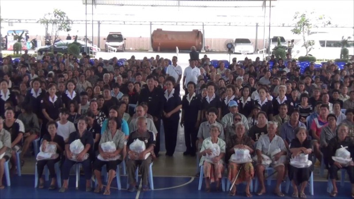 #เราพร้อมช่วยเหลือกัน..!! อ่างทองผู้ว่าพร้อมเหล่ากาชาดจังหวัด มอบเครื่องอุปโภคบริโภค ให้แก่ผู้ประสบอุทกภัยในตำบลบางจักและตำบลสี่ร้อย
