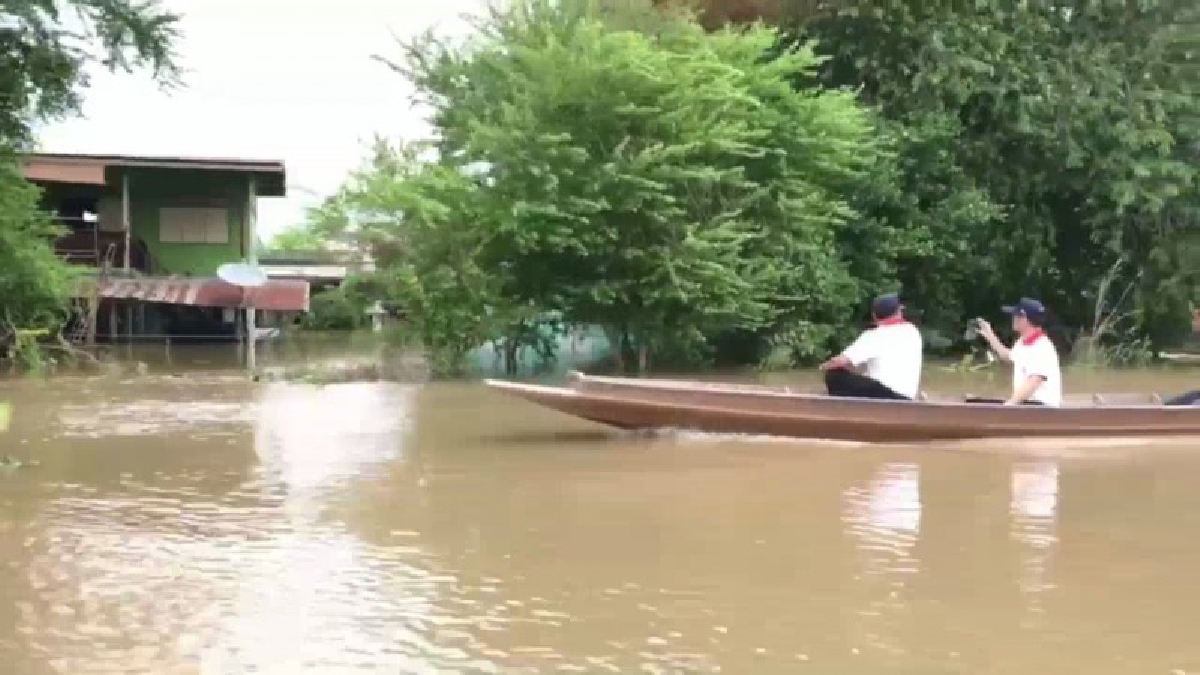 อ่างทอง!! นายอำเภอไชโย ลงเรือตรวจสอบจุดเสี่ยงริมตลิ่งและบ้านเรือนที่อยู่นอกคันกั้นน้ำริมแม่น้ำเจ้าพระยา..!?