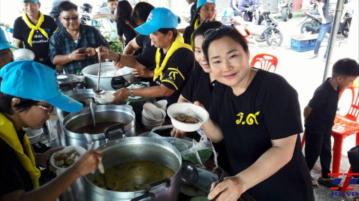 ภาคเอกชนจังหวัดจันทบุรี ร่วมจัดเลี้ยงอาหารฟรีแก่ประชาชน น้อมถวายเป็นพระราชกุศลแด่พระบาทสมเด็จพระปรมินทรมหาภูมิพลอดุลยเดช (คลิป)