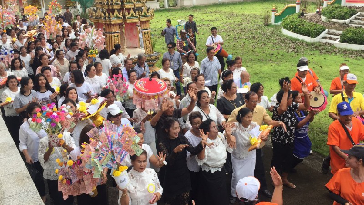 เลี้ยงส้มตำฟรี !! ชาวบ้าน อ.ทุ่งใหญ่เมืองคอน รวมพลังจัดงานทอดกฐินวัดดัง เลี้ยงส้มตำให้ผู้ร่วมบุญกินฟรีถวายเป็นพระราชกุศลพ่อหลวง ร.9 (คลิป)