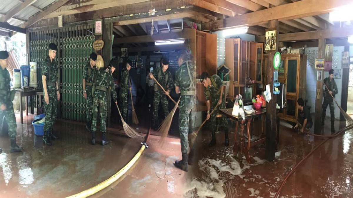 ที่พึ่งปชช. !! ฝนถล่มทองผาภูมิ น้ำป่าทะลักท่วมบ้าน ถนนสาย 323 ดินสไลด์ ปิดถนนกว่า 2 ชม. ทหาร-ตร.-ปกครอง ระดมสุดกำลังช่วยชาวบ้าน (คลิป)