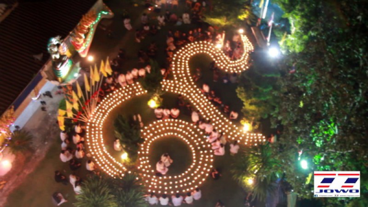 ชาวท่าปลาและผาเลือดร่วมจุดเทียนเลข ๙ ไทย รำลึกและสำนึกในพระมหากรุณาธิคุณ ทรงจัดแพทย์เคลื่อนที่ช่วยผู้ประสบอุทกภัยและพระราชทานสิ่งของแก่ราษฎร