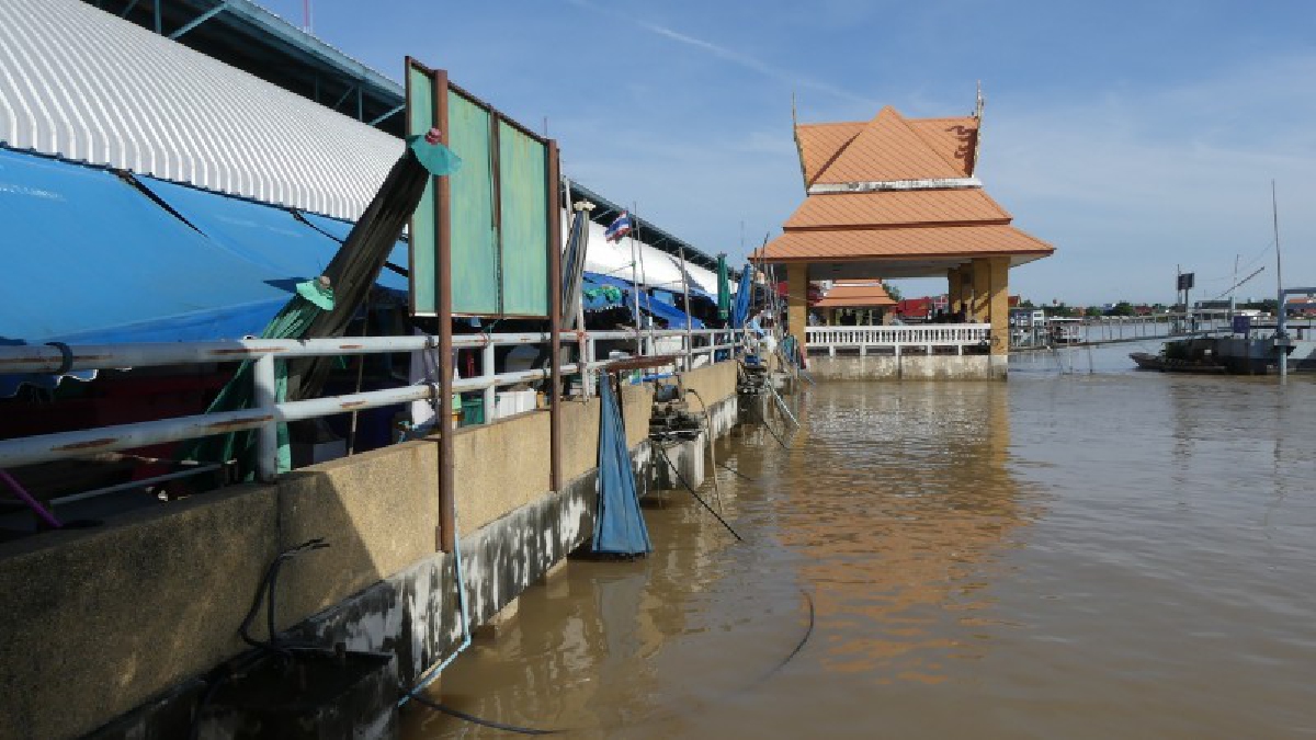 ฝนตกหนักทั้งคืน..!! ชาวบ้านริมเขื่อนโวย น้ำซึมขึ้นจากพื้น ต้องคอยสูบน้ำตลอดทั้งวันทั้งคืน ไม่งั้นน้ำท่วมแน่ๆ (มีคลิป)