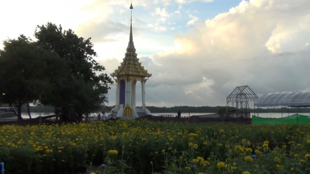 กระบี่..!! สวยสดงดงาม ช่างภาพ และปปช. แห่ถ่ายภาพ พระเมรุมาศจำลอง เพื่อเก็บไว้เป็นที่ระลึก (มีคลิป)