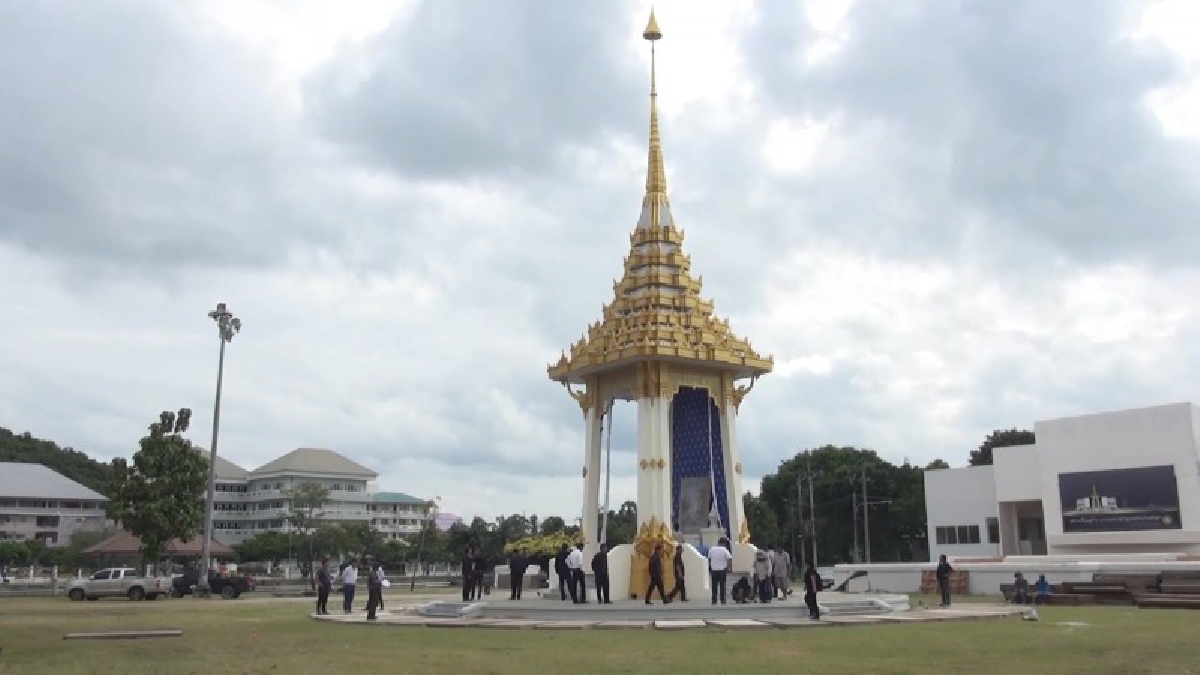 สงขลา!! ผู้ตรวจกรมโยธาธิการ ตรวจพระเมรุมาศจำลอง ยันเสร็จสมบูรณ์และถูกต้องสมพระเกียรติ ในพระราชพิธีถวายพระเพลิงพระบรมศพ ในหลวง ร.9