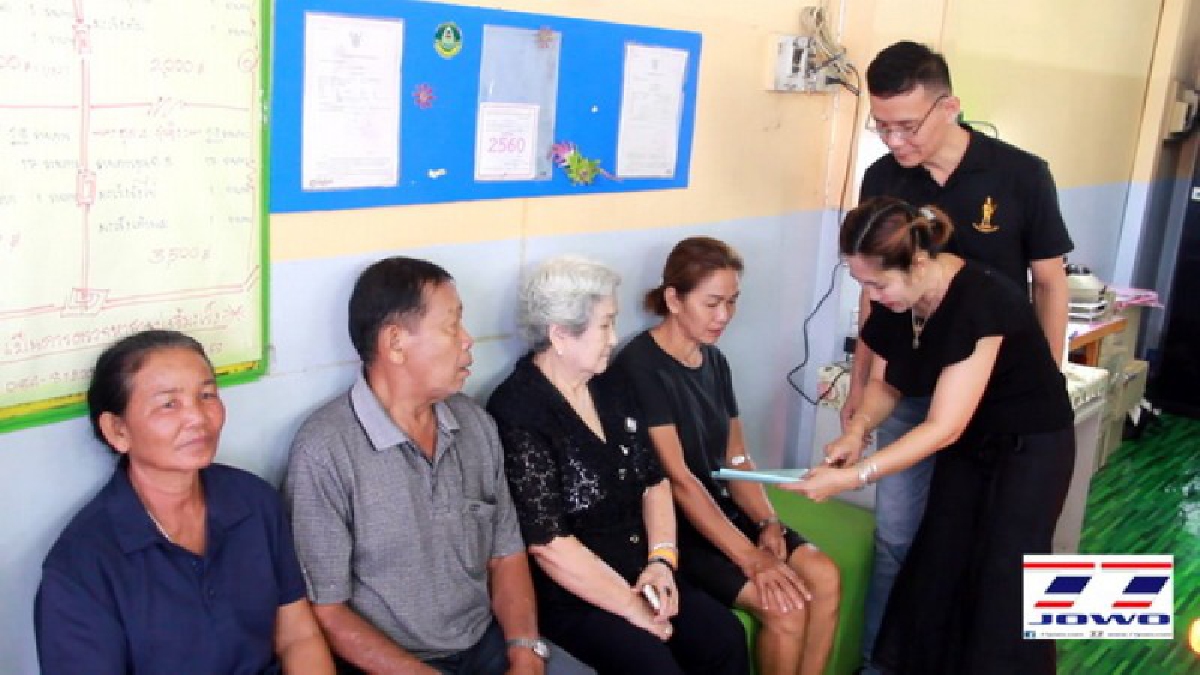 หมอทหารเปิดคลินิค ตรวจเบาหวานและไขมันฟรี ถวายเป็นพระราชกุศลและถวายความจงรักภักดีครั้งสุดท้าย ชาวบ้านแห่ใช้บริการ นั่งรอเจาะเลือดจนแน่นร้าน 
