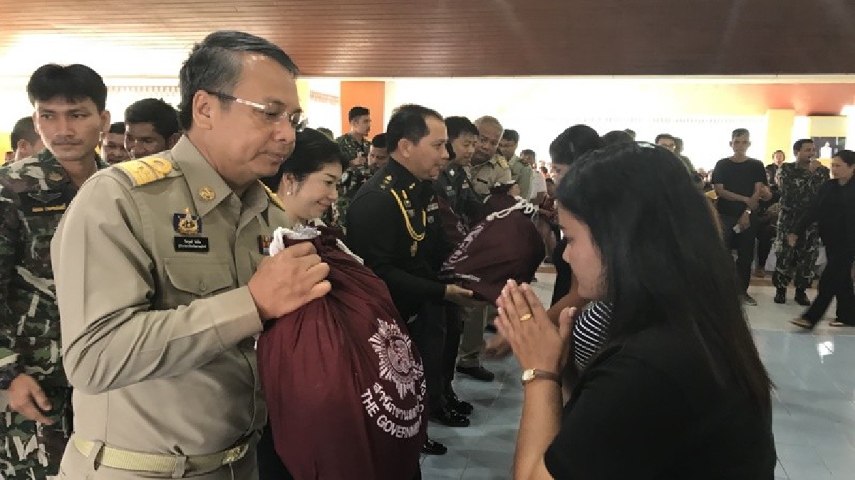 ผวจ.สุราษฎร์ธานี เป็นประธานมอบสิ่งของพระราชทาน ตามโครงการ "หนึ่งใจ..ช่วยเหลือผู้ประสบภัย" ให้กับผู้ประสบภัญผ่านมูลนิธิมิราเคิลออฟไลฟ์