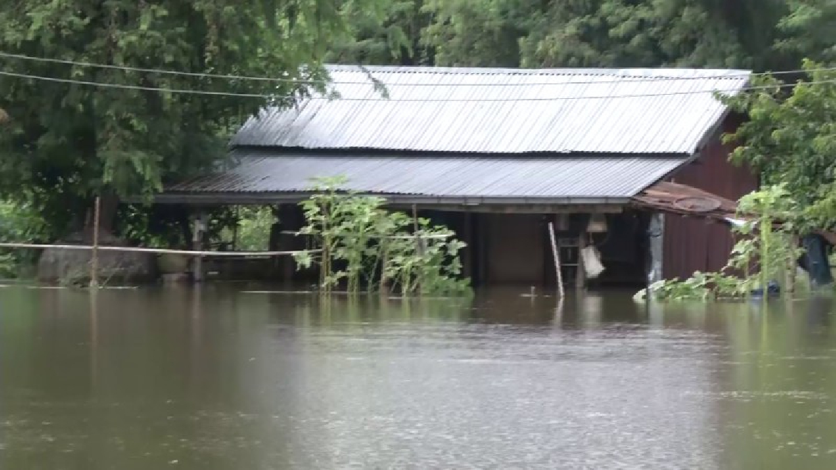 ขอนแก่นอ่วม!! ปริมาณน้ำที่มีการเพิ่มการระบาย ของเขื่อนอุบลรัตน์ได้ไหลเข้าท่วมพื้นที่การเกษตร-บ้านเรือนปชช. ในเขตตำบลท่ากระเสริม อ.น้ำพอง
