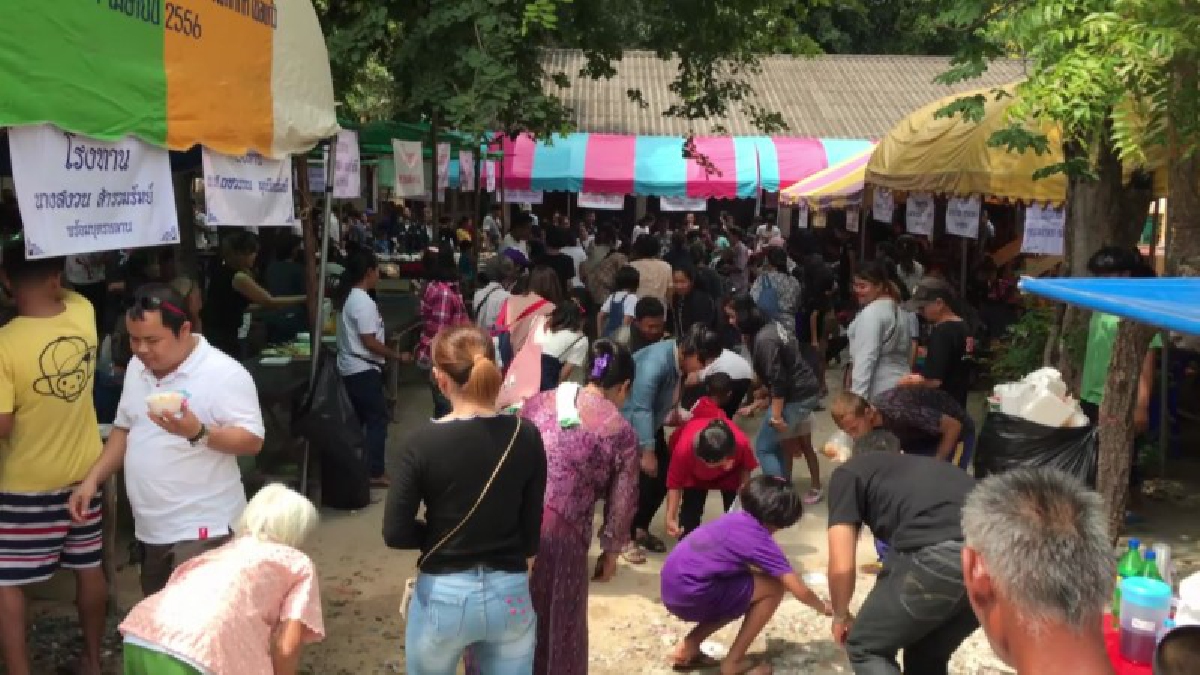 บุรีรัมย์..!! พสกนิกรแห่ตั้งโรงทาน กว่า 100 โรงทาน ทำความดีถวายเป็นพระราชกุศล แด่ในหลวงรัชกาลที่9 (มีคลิป)
