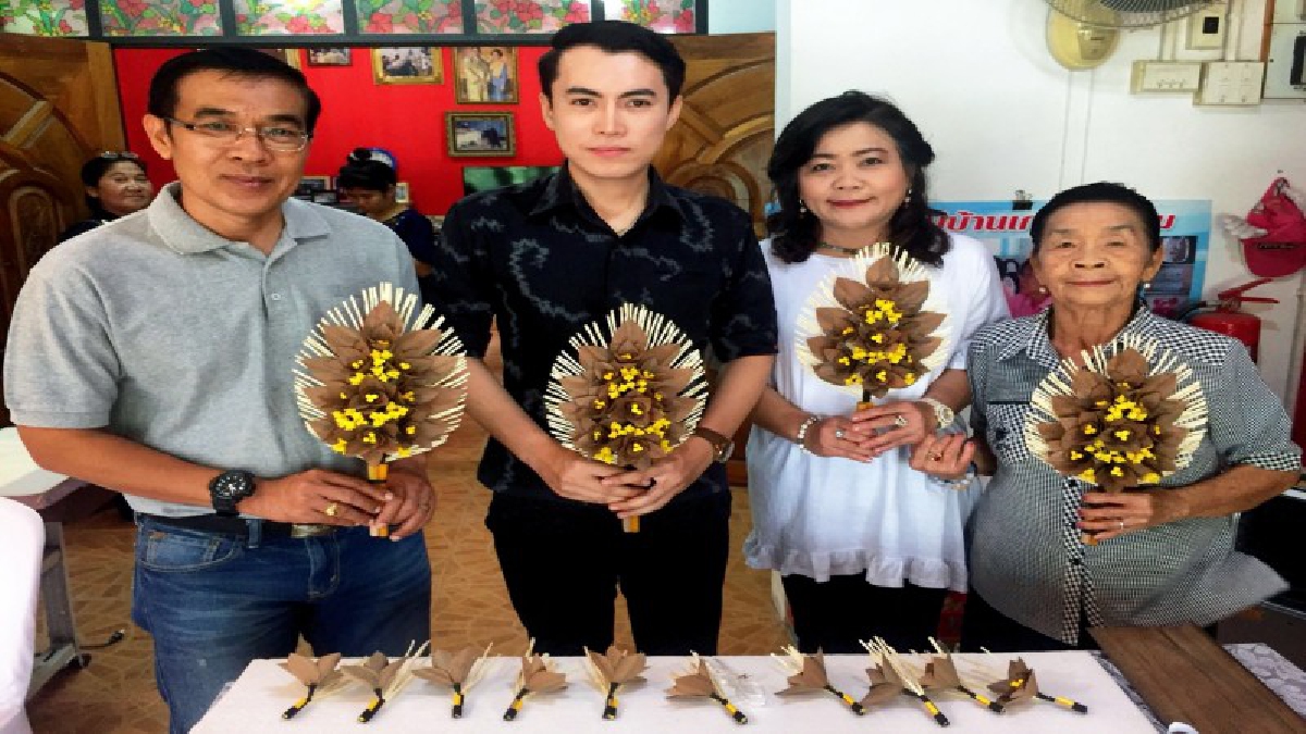 จ.ประจวบคีรีขันธ์ . . กลุ่มแม่บ้านบางสะพานผลิตดอกดารารัตน์จากไม้จันทร์หอมอุทยานแห่งชาติกุยบุรี สำหรับใช้ในงานพระราชพิธีถวายพระเพลิงพระบรมศพ