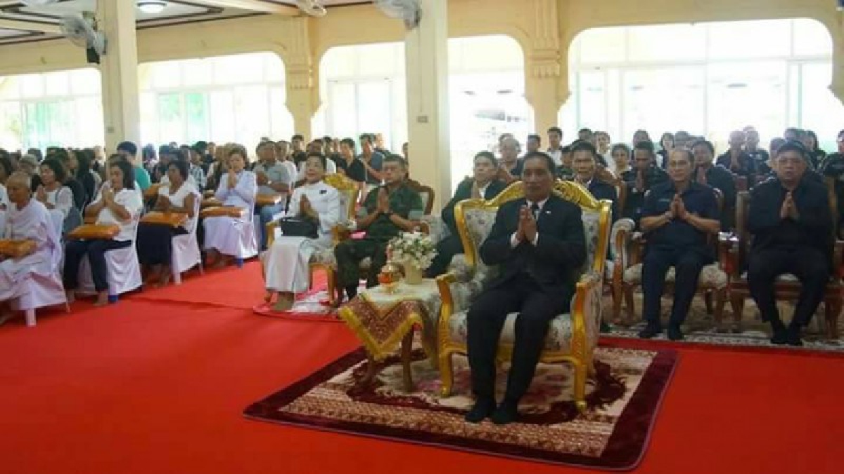 ผู้แทนพิเศษรัฐบาล. . . เป็นประธานในงานทอดกฐินสามัคคี ณ วัดประชุมชลธารา วดที่เป็นศูนย์รวมของการทำกิจกรรมร่วมกันของพี่น้องไทยพุทธและไทยมุสลิม