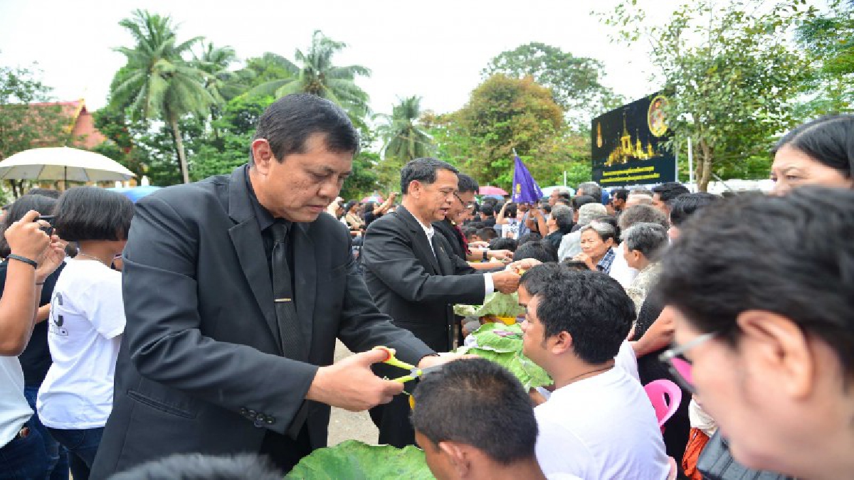 บวชให้พ่อ!!พสกนิกรชาวระนองแห่ร่วมพิธีปลงผมนาค 116คน ในโครงการอุปสมบทหมู่ถวายเป็นพระราชกุศล ร.๙
