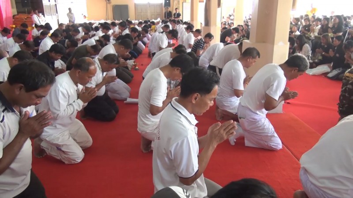 ประชาชนสงขลาแห่ร่วมพิธีปลงผมนาค 107คน ในโครงการอุปสมบทหมู่ถวายเป็นพระราชกุศล ร.๙