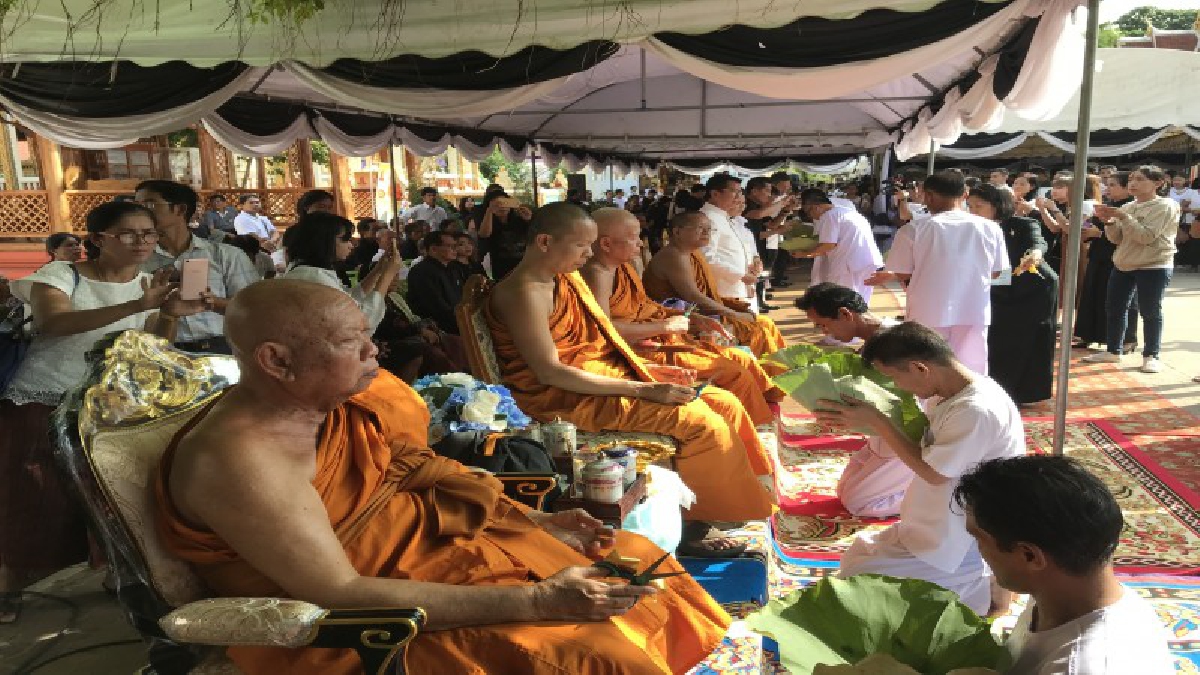 ศรีสะเกษ ศิษย์หลวงปู่สรวงนำ 131 นาคบวชถวายพระราชกุศลพ่อหลวง ร.9