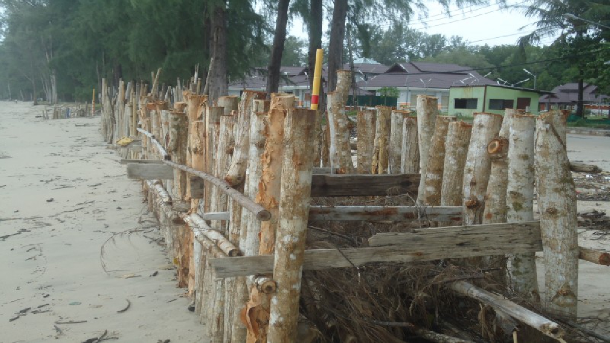 ปัญหาคลื่นกัดเซาะชายฝั่ง กระทบต่อการท่องเที่ยว อุทยานฯเริ่มแก้ปัญหา ประธานโรงแรมค้านสร้างพนังกั้นคลื่นแบบถาวร